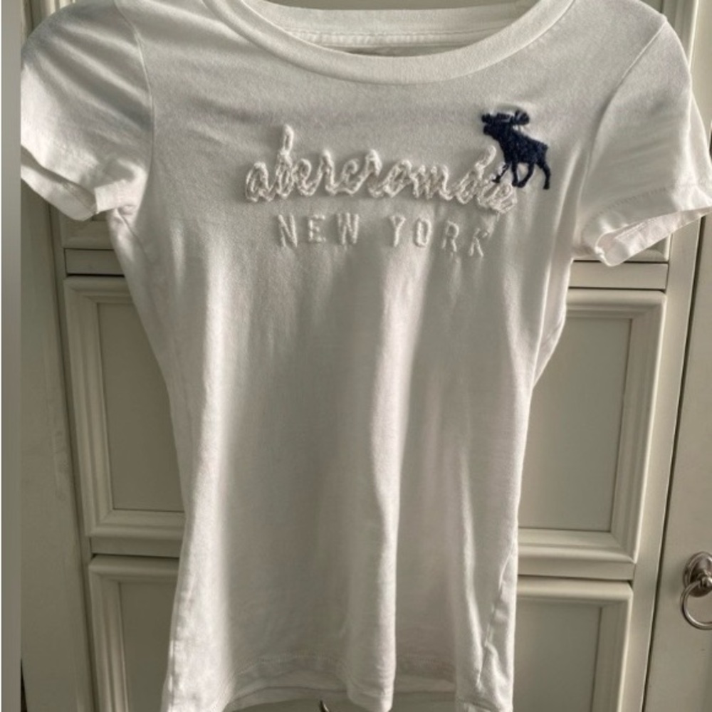 Abercrombie Kids Vintage White Sz M Kids Tee w White & Blue Embroidered Logo